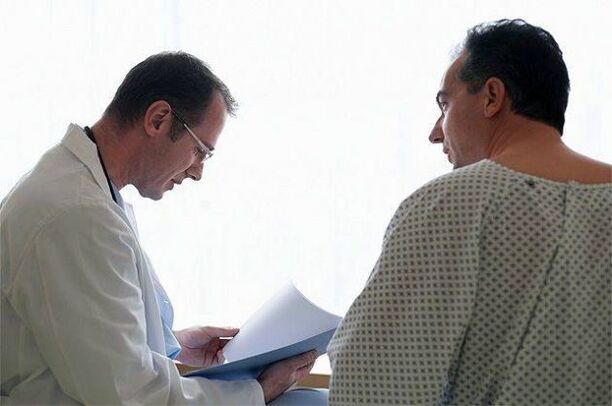 the doctor prescribes drugs for prostatitis to the patient